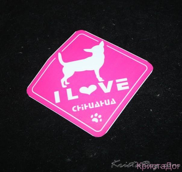 Наклейка на авто чихуахуа розовая